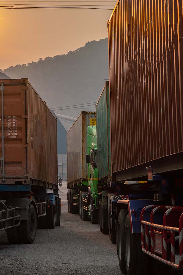 Camiones con contenedores en el puerto