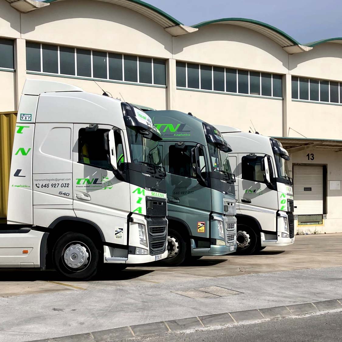 Flota de camiones Trans-Nomi Logistics Flota de camiones Trans-Nomi Logistics