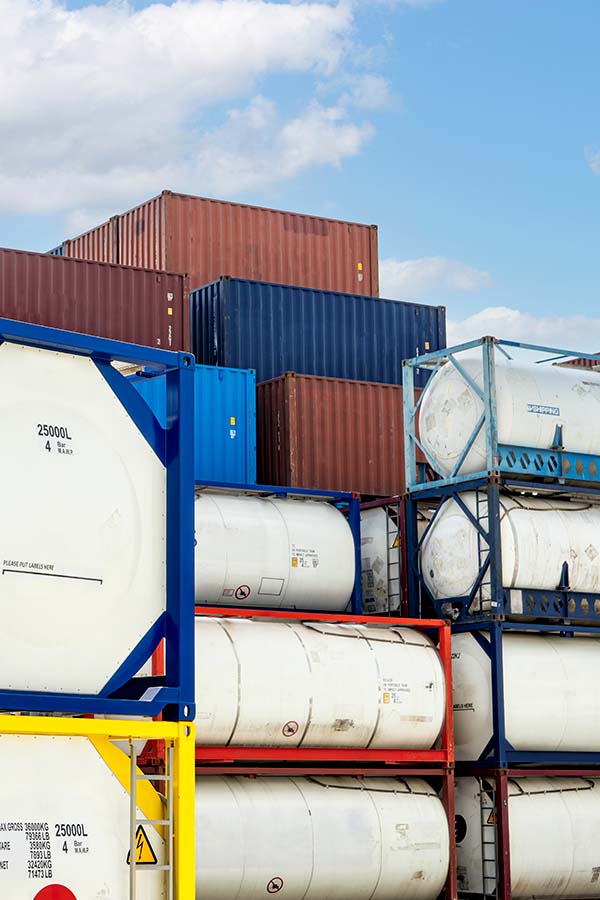 Tank containers en puerto. Isotank Servicios. Transporte de tank containers